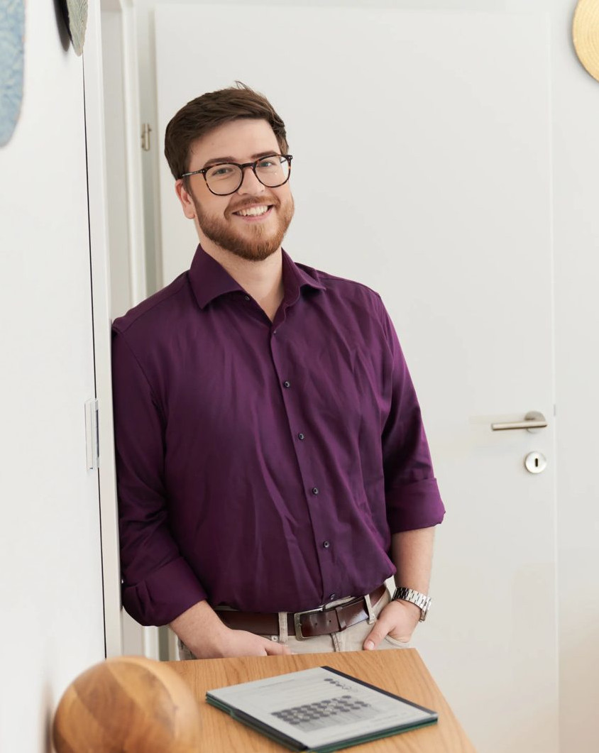Aaron Isaak Moisl-Bauer, Berater bei AIM-Beratungen, in seiner Praxis in Pinkafeld